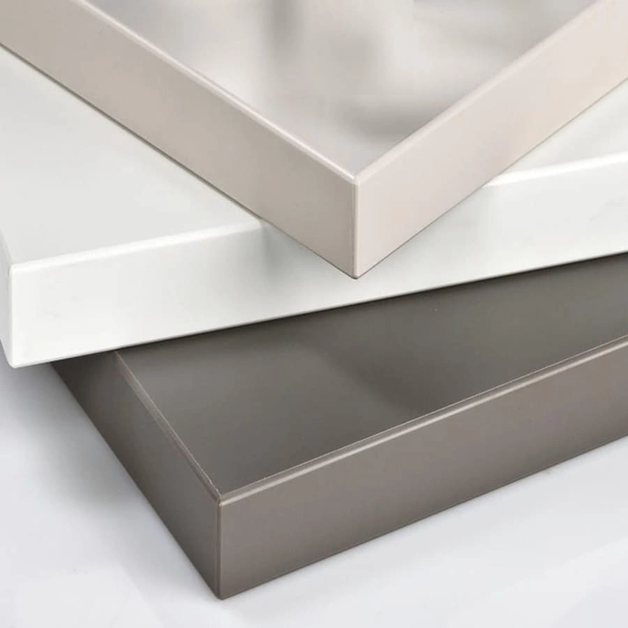 Nowoczesne fronty akrylowe o efekcie lustrzanej tafli – idealne do kuchni na wymiar w połysku lub głębokim macie.